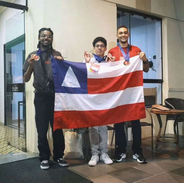 Isak Barros de Morais Sampaio (medalha de ouro), do IFBA Jequié, David Oliveira (medalha de prata), do IF Baiano Valença, Lucas Barreto (medalha de bronze), do IFBA Camaçari.