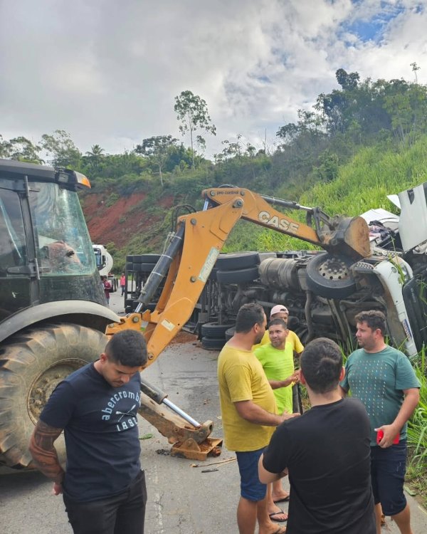 Carreta tomba na curva da Pedra Branca