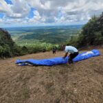 Prefeitura de Valença e Parapentista Profissional Realizam Limpeza da Rampa na Serra do Abiá