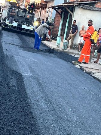 Prefeitura de Valença , em parceria com o Governo do Estado, leva asfalto a vários pontos da cidade e zona rural
