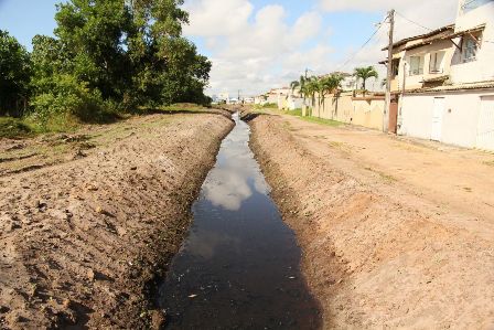 Projeto “Estações”, da Prefeitura de Valença, intensifica limpeza de canais na cidade e Guaibim
