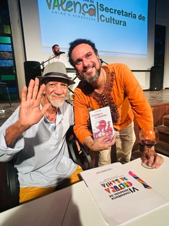 Lançamento do novo livro de Otávio Mota reúne artistas e público no Theatro Municipal