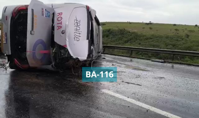 Tombamento de ônibus na BR-116 deixa feridos e interdita trecho em Irajuba