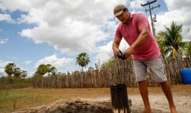 Agricultor encontra petróleo ao perfurar poço