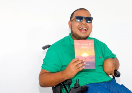 Cadeirante e escritor, Rafael Souza lança segundo livro com mensagens de motivação e fé