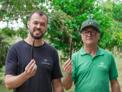 Pai e filho transformam cultivo de baunilha em negócio milionário no interior da Bahia