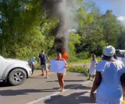 Familiares protestam em rodovia por regulação de gestante grávida de gêmeos