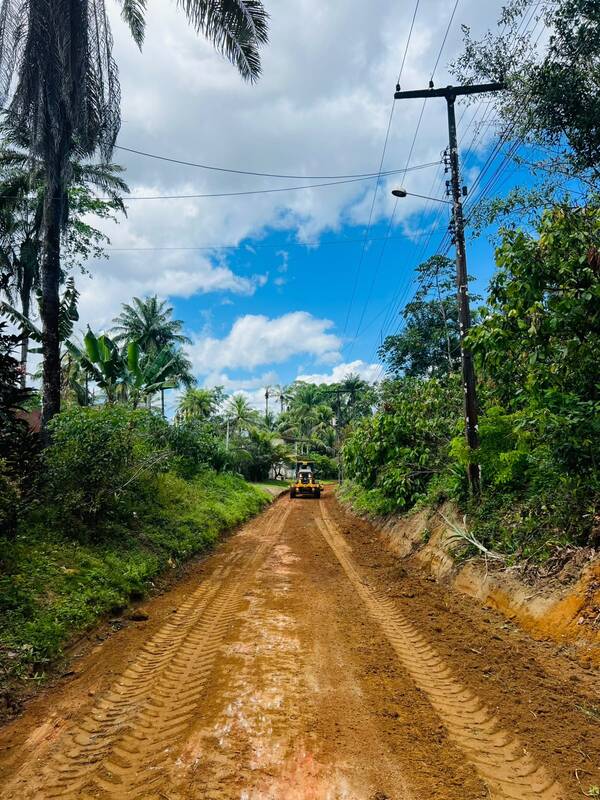 Rua Angelina Oliveira, em Cajaíba, recebe preparação para pavimentação