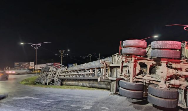 Carreta com tubos de aço tomba na BR-101, no Recôncavo baiano