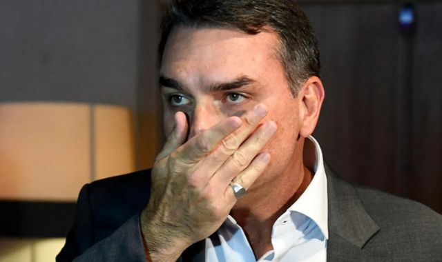 Flávio Bolsonaro teria deixado o Brasil após derrota; PF apura e aliados cobram respostas