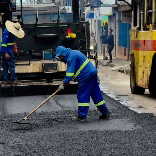 Rua Marechal Deodoro começa a receber novo asfalto após antigo pedido da comunidade