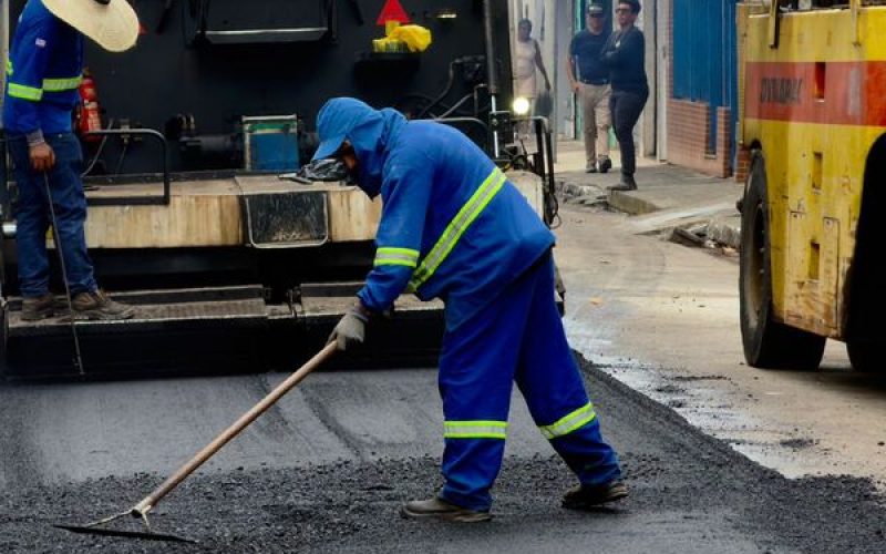 Rua Marechal Deodoro começa a receber novo asfalto após antigo pedido da comunidade