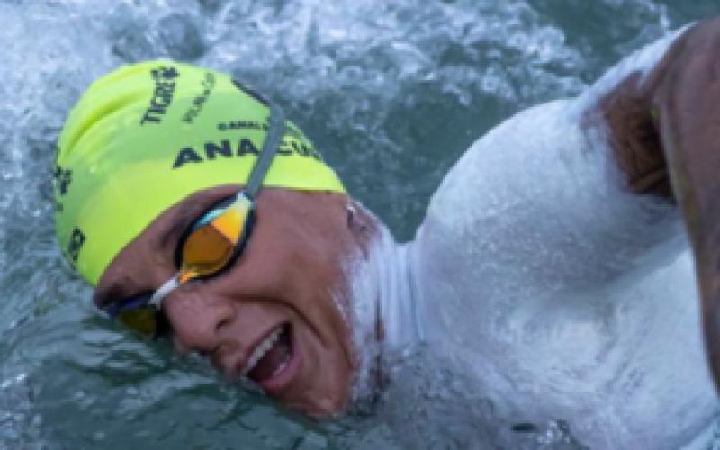 Ana Marcela estabelece novo recorde sul-americano ao completar travessia do Canal da Mancha