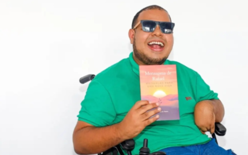 Cadeirante e escritor, Rafael Souza lança segundo livro com mensagens de motivação e fé