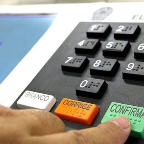 Urnas eletrônicas terão novas ferramentas de acessibilidade nas Eleições 2026