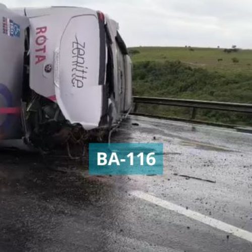 Tombamento de ônibus na BR-116 deixa feridos e interdita trecho em Irajuba