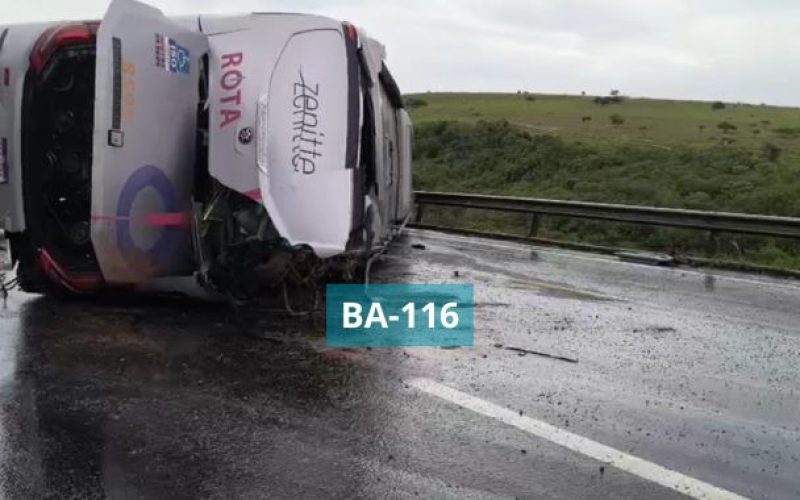Tombamento de ônibus na BR-116 deixa feridos e interdita trecho em Irajuba