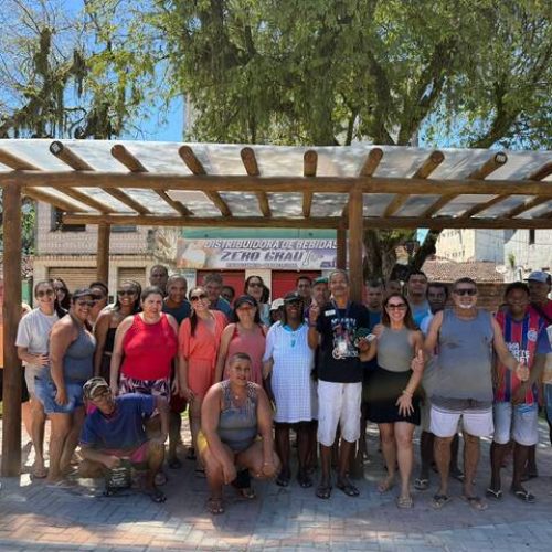 Com banho de mar, dança e jogos, pacientes do CAPS II vivenciam dia de integração e lazer no Guaibim