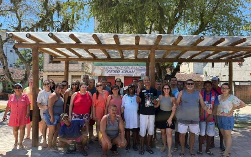 Com banho de mar, dança e jogos, pacientes do CAPS II vivenciam dia de integração e lazer no Guaibim