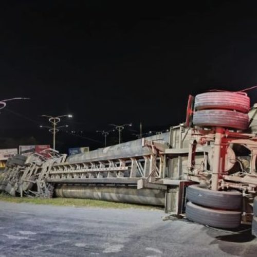 Carreta com tubos de aço tomba na BR-101, no Recôncavo baiano