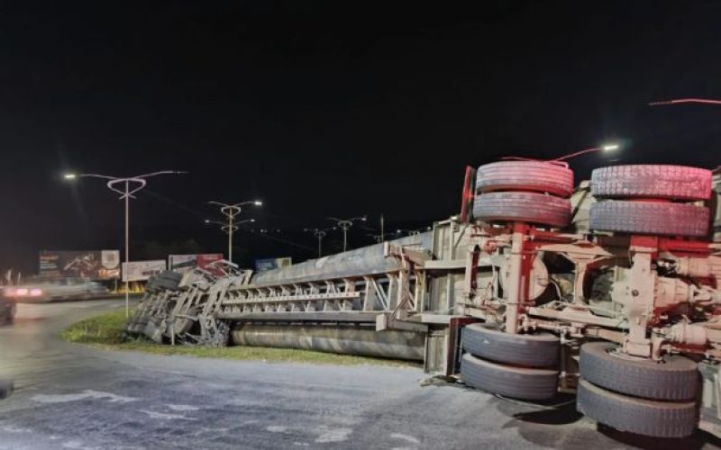 Carreta com tubos de aço tomba na BR-101, no Recôncavo baiano