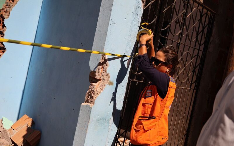 Prefeitura de Valença executa demolição preventiva em área de manguezal no Guaibim