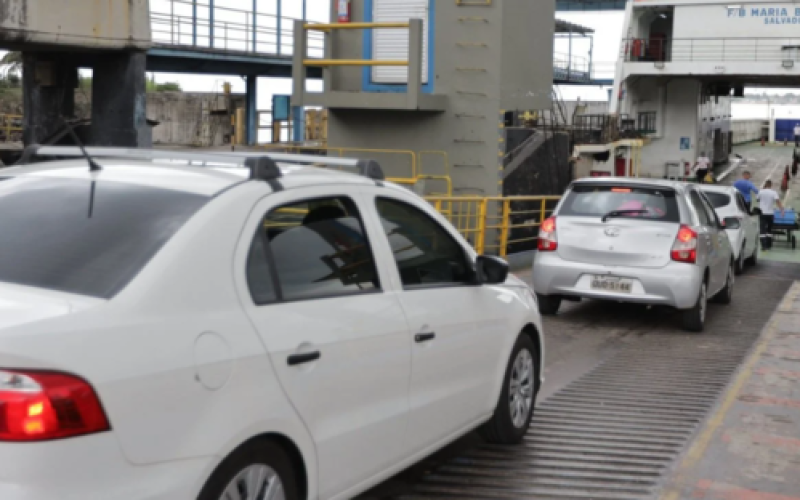 Movimento intenso no ferry-boat provoca filas e espera superior a quatro horas em Salvador