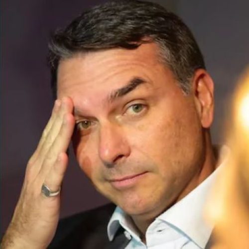 Flávio Bolsonaro afirma ter sido intimado pela PF a entregar passaportes