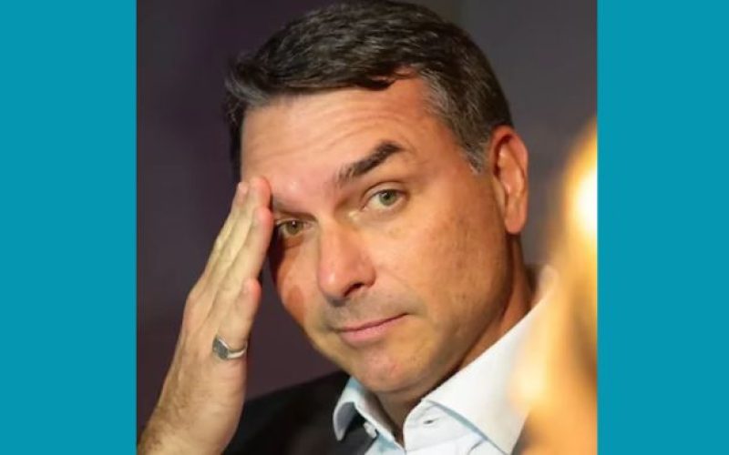 Flávio Bolsonaro afirma ter sido intimado pela PF a entregar passaportes