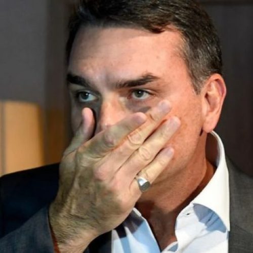 Flávio Bolsonaro teria deixado o Brasil após derrota; PF apura e aliados cobram respostas