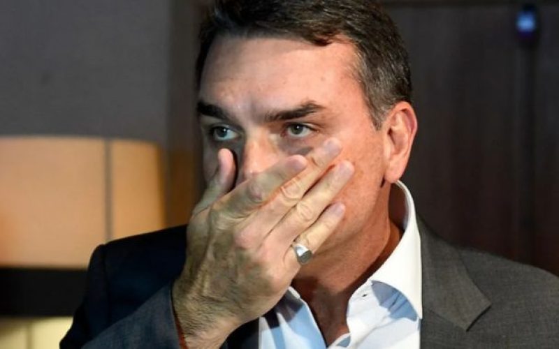 Flávio Bolsonaro teria deixado o Brasil após derrota; PF apura e aliados cobram respostas
