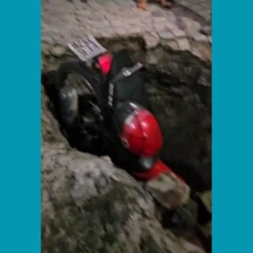 Motociclista cai em buraco