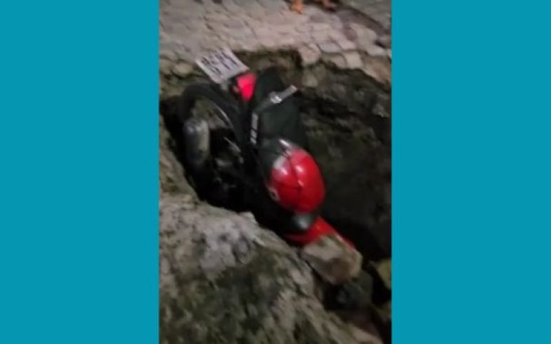 Motociclista cai em buraco