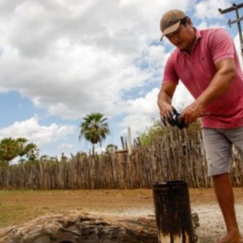 Agricultor encontra petróleo ao perfurar poço