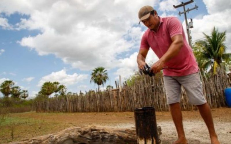 Agricultor encontra petróleo ao perfurar poço