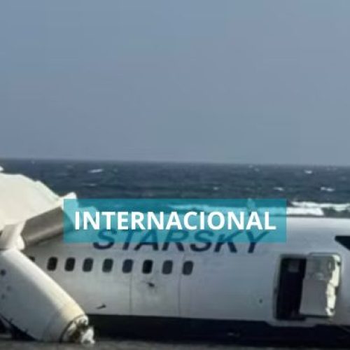 Avião com 55 pessoas ultrapassa pista e para em praia após pouso de emergência na Somália