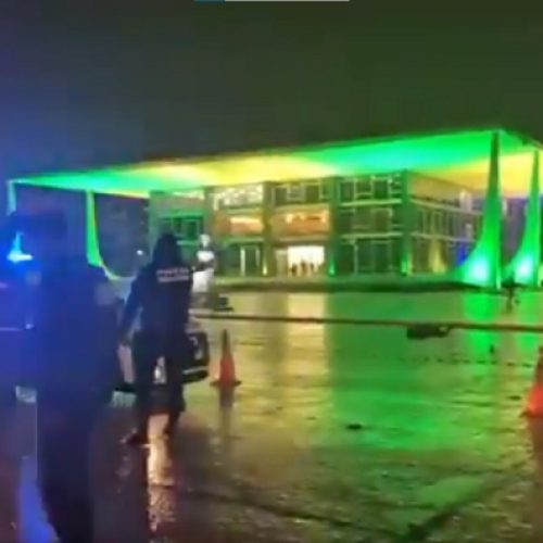 Após explosão, Praça dos Três Poderes é evacuada na noite desta quarta-feira (13)