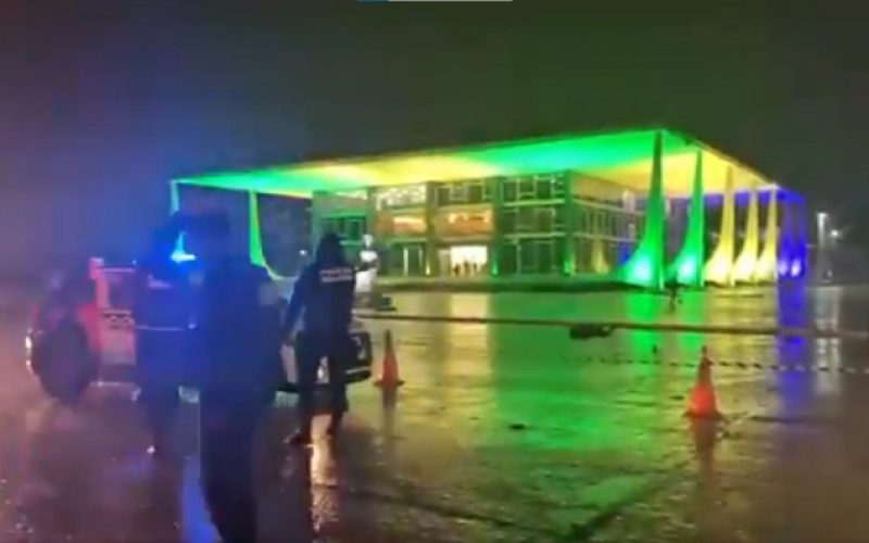 Após explosão, Praça dos Três Poderes é evacuada na noite desta quarta-feira (13)