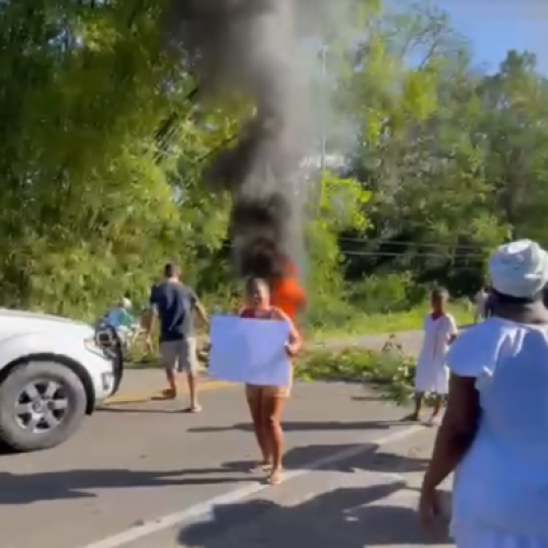 Familiares protestam em rodovia por regulação de gestante grávida de gêmeos