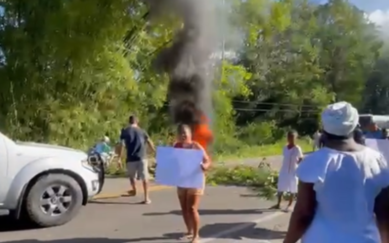 Familiares protestam em rodovia por regulação de gestante grávida de gêmeos