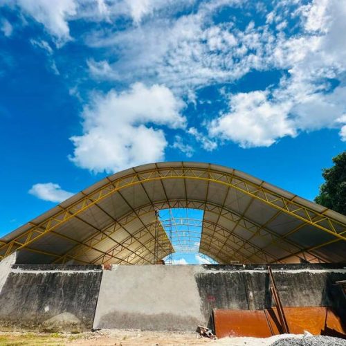 Quadra da Escola Eraldo Tinoco passa por revitalização e ganhará nova estrutura para atividades esportivas
