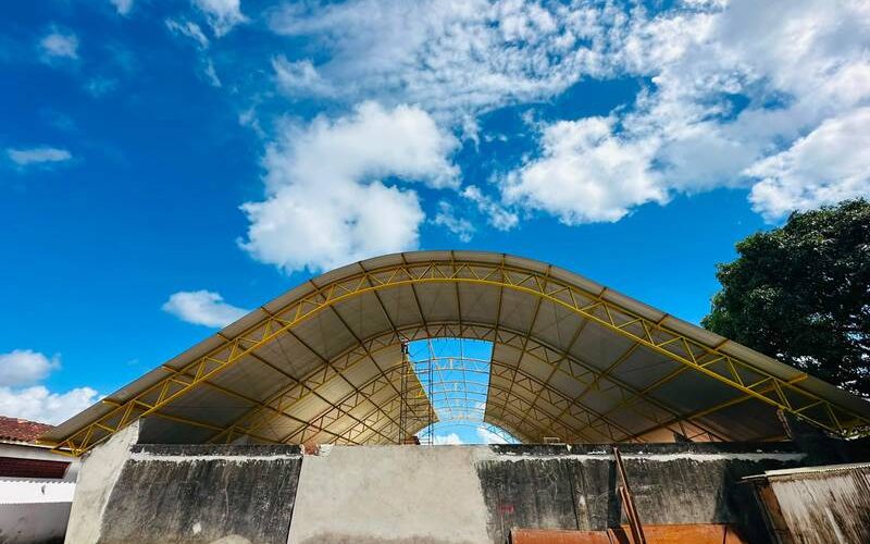 Quadra da Escola Eraldo Tinoco passa por revitalização e ganhará nova estrutura para atividades esportivas
