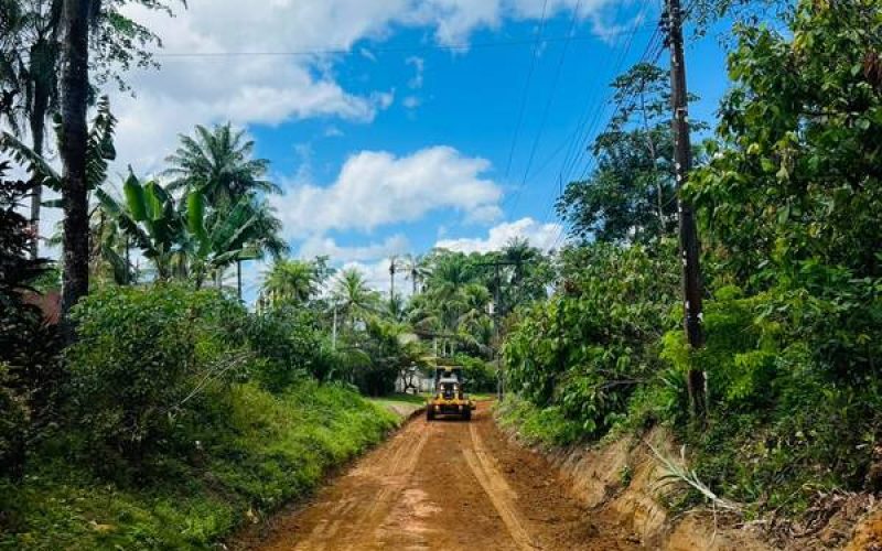 Rua Angelina Oliveira, em Cajaíba, recebe preparação para pavimentação