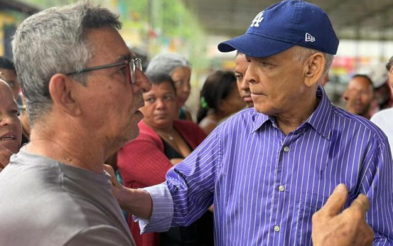 Prefeito Marcos Medrado dialoga com ambulantes da FeiraGuay sobre início das obras do Shopping Popular