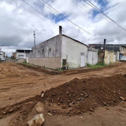 Prefeitura executa terraplanagem e aplicação de solo-brita na Segunda Travessa da Avenida Dendezeiros