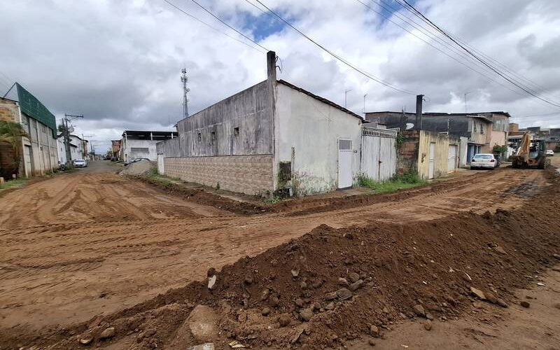 Prefeitura executa terraplanagem e aplicação de solo-brita na Segunda Travessa da Avenida Dendezeiros