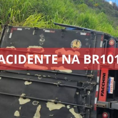 Carreta tomba na curva da Pedra Branca