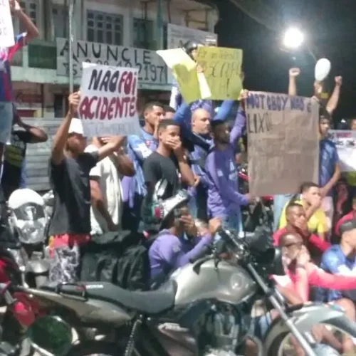 Motoboys fazem protesto no início da noite dessa segunda-feira em Valença-Ba