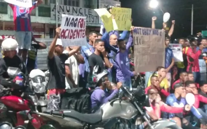 Motoboys fazem protesto no início da noite dessa segunda-feira em Valença-Ba